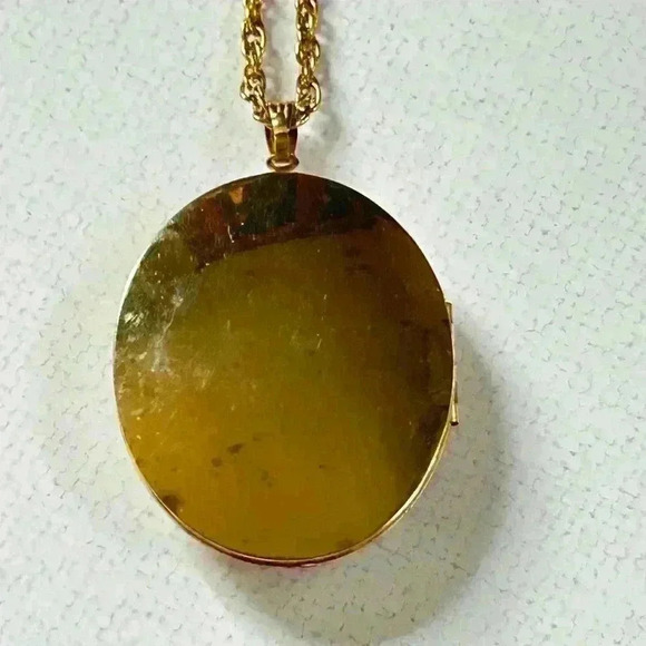 Vintage feminine gold tone oval locket with image of lovers 24” - Picture 5 of 7